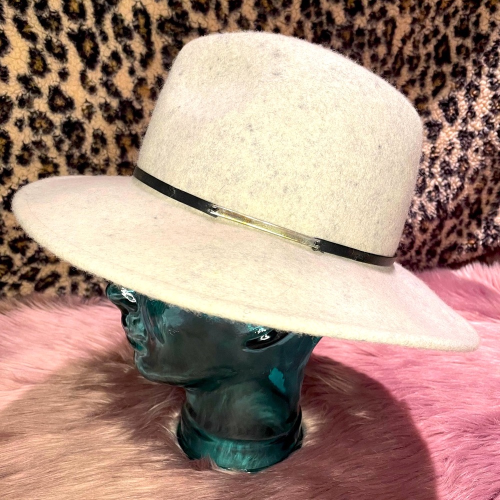 Light gray Fedora, Rancher, Gambler Hat